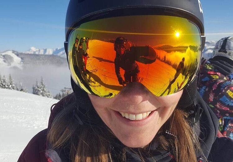 Skifahrerin mit verspiegelter Skibrille